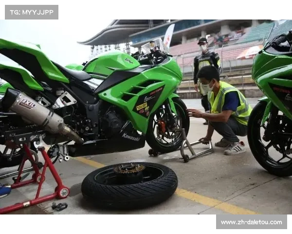 东望洋赛道突发降雨，车手们纷纷进站更换雨胎